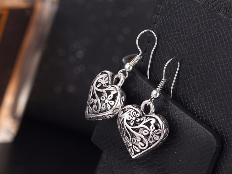 Selling simple new vintage carved simple hollow love earrings ear jewelry