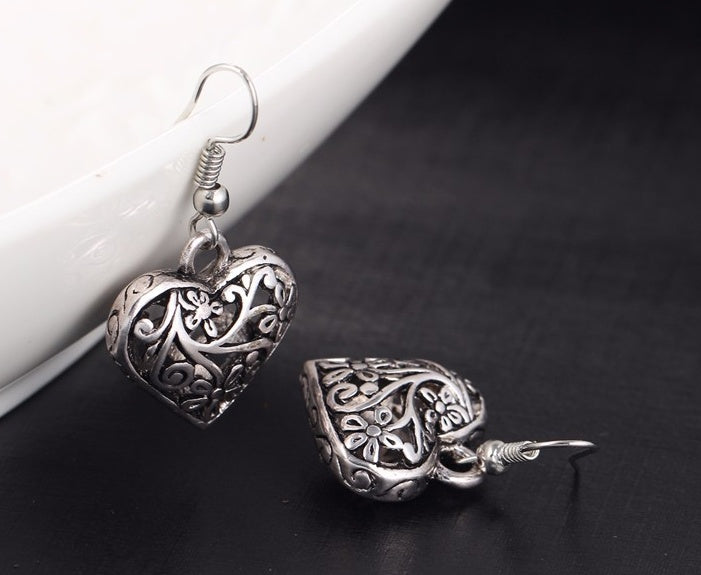 Selling simple new vintage carved simple hollow love earrings ear jewelry