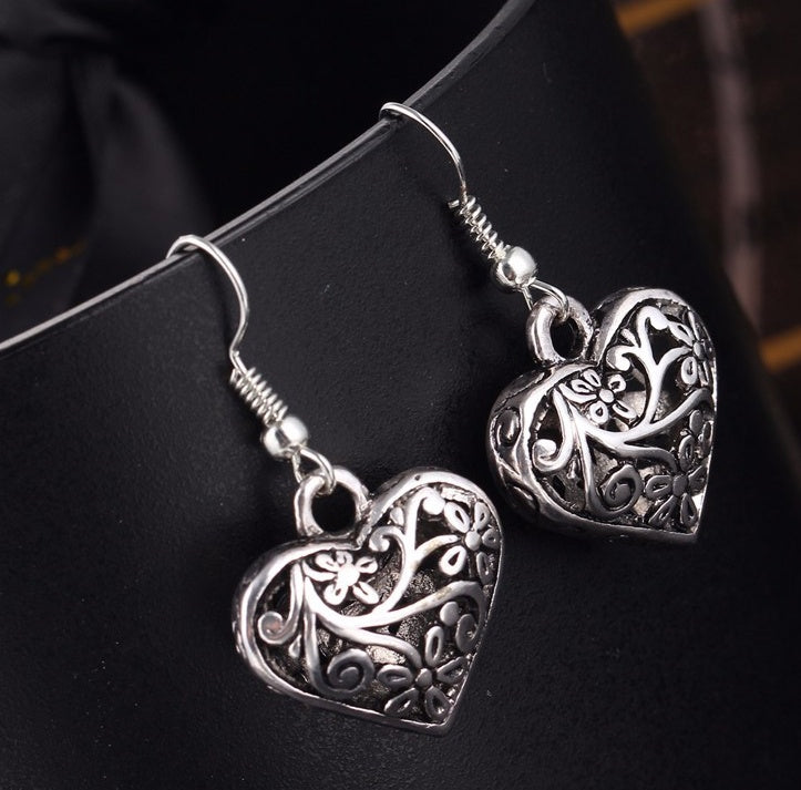 Selling simple new vintage carved simple hollow love earrings ear jewelry